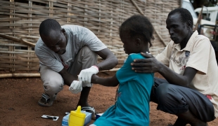 Une enfant est testée pour le paludisme. Octobre 2014 Nord Bahr el Ghazal Soudan du Sud Jacob Zocherman