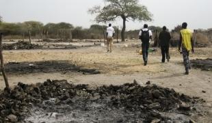 Lekwongole un village au nord de la ville de Pibor où MSF gère une clinique a été pratiquement rayé de la carte : les seuls vestiges de la clinique MSF sont le sol en béton et les murs.