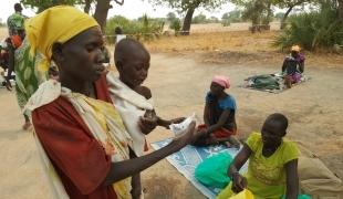 Roda est mère de deux enfants. Elle s'est rendue à la clinique avec ses deux enfants souffrant de malnutrition.