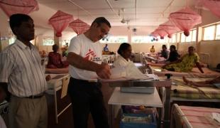 Un chirurgien rend visite à ses patients dans l’hôpital de Mullaitivu. En 2012 MSF a graduellement transféré ses responsabilités dans cet hôpital au ministère de la Santé.