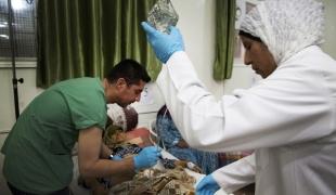 Une réfugiée syrienne prise en charge à l'hôpital MSF d'Alep en Syrie après avoir reçu une balle dans le ventre. Avril 2013