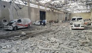 (Photo d'archive) Deux ambulances détruites par un bombardement aérien, dans l'est de la Ghouta, en décembre 2016.