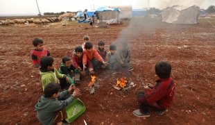 De jeunes Syriens déplacés avec leur famille.