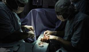 Syrie  Opération chirurgicale dans un hôpital MSF  Juillet 2013 Robin Meldrum/MSF