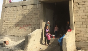 Des déplacés devant leur campement de fortune dans une école désaffectée à Takba en novembre 2017.