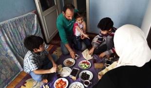 Une famille de réfugiés syriens vivant à Istanbul en Turquie. Mai 2013