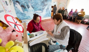 Dans l'est de l'Ukraine MSF a mis en place des cliniques mobiles afin de délivrer des soins médicaux et de santé mentale aux déplacés du conflit. Ici une patiente effectue un check up avec une infirmière MSF. Septembre 2016