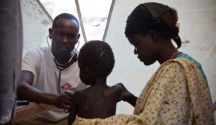 Une équipe MSF soigne les personnes déplacées dans un camp de Ddjouba