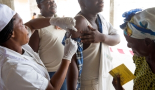 Campagne de vaccination contre la fièvre jaune à Matadi en RD Congo en mai 2016.