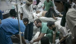 Les équipes MSF prennent en charge un afflux de patients à Aden le 1er juillet 2015.