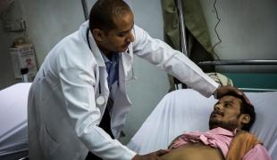 Au 4 décembre 318 cas suspects de diphtérie et 28 décès ont été signalés dans 15 des 22 gouvernorats du Yémen. La moitié de ces cas sont des enfants âgés de 5 à 14 ans et près de 95 % des personnes décédées avaient moins de 15 ans. Près d