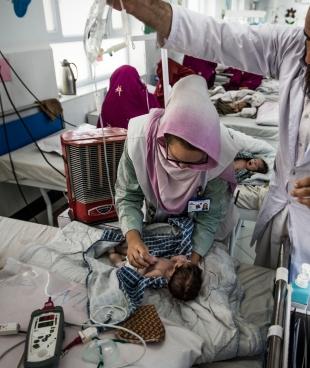 Lashkar Gah, province du Helmand, Afghanistan. 2016. L'infirmière MSF Samantha Hardeman dans une unité de soins intensifs néonatals. 