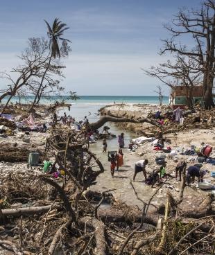 Les habitants lavent leurs vêtements dans une rivière près de Port Salut, dans le sud-ouest d'Haïti. L'ouragan Matthew a traversé les Caraïbes le 4 octobre et dévasté une grande partie de l'île.