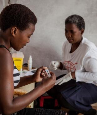 L'agent de santé communautaire Babongile Luhlongwane effectue un test de dépistage du VIH sur Andile (28 ans), qui vit dans le district reculé d'Entumeni au KwaZulu-Natal, où la prévalence du VIH en Afrique du Sud est parmi les plus élevées. Mai 2016.