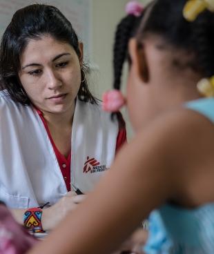 Brillite Martinez, psychologue MSF, lors d'une séance avec une fillette de 8 ans, que son école a qualifiée de victime présumée d'abus sexuel. Novembre 2016.