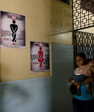 Des affiches de MSF sur la violence sexuelle dans le centre de santé Alonso Suazo, à Tegucigalpa.