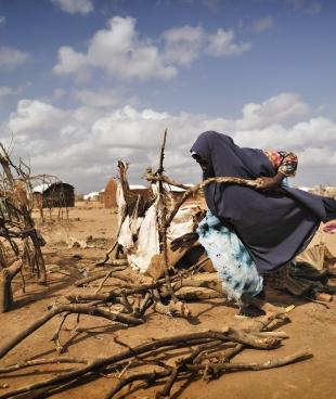 Des réfugiés somaliens et leur abri de fortune à la périphérie du camp de Dagahaley à Dadaab, au Kenya. Octobre 2011