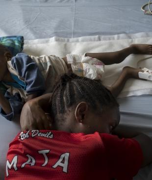 Esther et son fils Anthony, dans le service dédié aux enfants malnutris de l'hôpital MSF de Monrovia, au Libéria. Septembre 2016