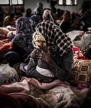 Femmes et enfants détenus dans le centre de détention de Sorman réservé aux femmes, à environ 60 km à l'ouest de Tripoli, en Libye. 