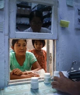 Une grand-mère prend les ARV de ses petites-filles à la pharmacie de Dawei, au Myanmar. N'étant n'est pas en mesure de se déplacer fréquemment, elle doit prendre suffisamment de traitement pour deux mois.