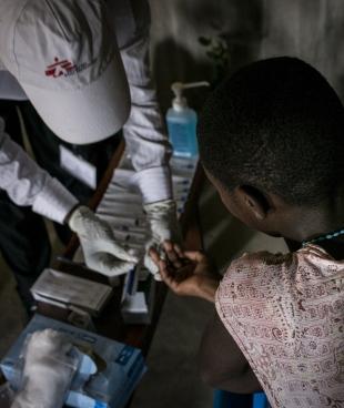 Dans et autour du centre de santé pour les adolescents de Kawte, MSF fournit des tests ambulatoires et en porte-à-porte pour le VIH.