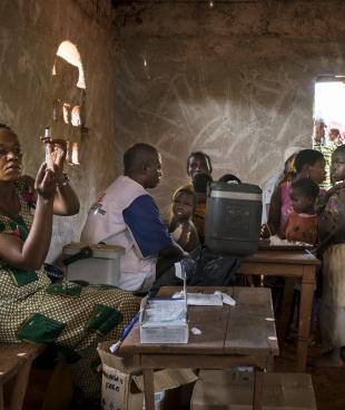 Les enfants attendent d'être vaccinés contre la rougeole le premier jour de la campagne de vaccination. Kolo, Province du Bas-Uele, République démocratique du Congo.