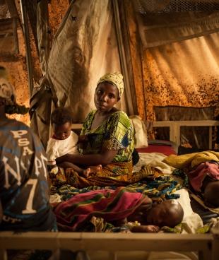 De novembre 2014 à janvier 2015, l’Hôpital Général de Référence de Rutshuru, dans la province du Nord-Kivu, en RDC, a soigné des centaines d’enfants, premières victimes d’un pic de paludisme sans précédent. Il s’agit du pic de paludisme le plus important auquel le personnel congolais ait jamais eu à faire face, à la fois en termes de gravité, mais aussi de nombre des cas et de durée du pic.