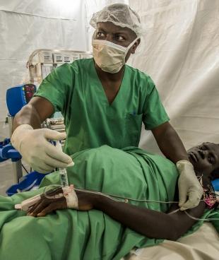 Opération à l’hôpital MSF d’Old Fangak, l'un des rares sites d'accès à la chirurgie pour les habitants de cette région du Soudan du Sud. Décembre 2017.