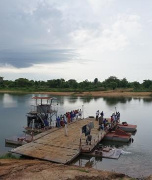 Au Tchad, le district de Moissala possède l'un des taux d'incidence du paludisme les plus élevés du monde. Avant la saison des pluies, l'équipe de MSF se rend au village de Canton Dembo pour asperger les habitations d’anti-moustiques, c'est la phase préventive contre la maladie.
