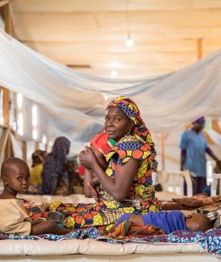 Une famille dans le centre nutritionnel thérapeutique géré par MSF à l'hôpital de district de Mora, dans l'Extrême-Nord du Cameroun.
