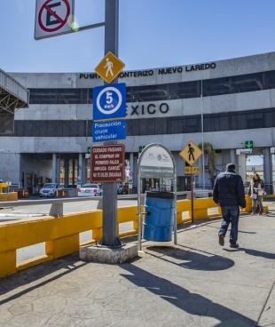 Nuevo Laredo, Mexique. Sur ce pont, de nombreux demandeurs d'asile attendent une réponse des autorités américaines. C'est l'un des points de communication les plus importants avec les États-Unis, que des milliers de personnes traversent chaque jour.