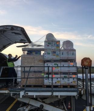 Chargement de matériel médical depuis le centre de MSF Logistique à Bordeaux 