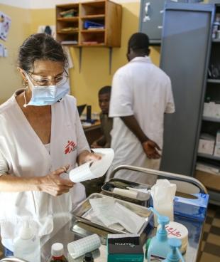 Nathalie, infirmière MSF, en consultation dans le service d’hémato-oncologie au sein du Centre Hospitalier Universitaire du Point G à Bamako, au Mali, en septembre 2019. 