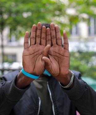 Un des jeunes présents sur le campement