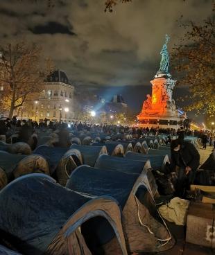 Des migrants ont installé leurs tentes sur la Place de la République le 23 novembre 2020