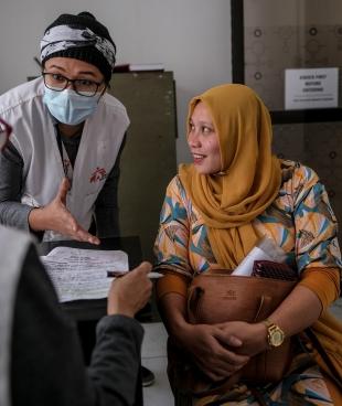 Ajibah Sumaleg, 34 ans, est enceinte de son 8ème enfant et souffre de troubles de la pression sanguine. Elle consulte les équipes MSF chaque semaine pour un bilan, à Marawi, aux Philippines.