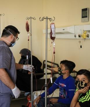 Des enfants reçoivent des soins dans le programme MSF de lutte contre la thalassémie à Zahlé. Octobre 2020. Liban.