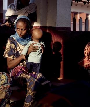 Awa Moussa, 30 ans, mère de huit enfants, s'occupe de bébé Bilal, 6 mois lors d'une activité récréative à l'hôpital de Bambari en République centrafricaine, le 3 décembre 2020.