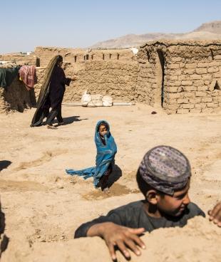 On estime que 150 000 personnes ont fui les combats et une sécheresse, et se sont réfugiées dans des camps à Herat en 2018. C'est dans cette ville du nord-ouest de l'Afghanistan que se trouve un hôpital régional couvrant les provinces de Herat, Farah, Badghis et Ghor, touchés par une intensification du conflit et une vague de sécheresse.
