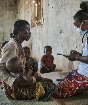 MSF a commencé à mettre en place des cliniques mobiles dans le district d'Amboasary fin mars pour dépister et traiter la malnutrition aiguë dans les villages reculés comme ceux de la commune de Ranobe, fournissant des aliments thérapeutiques prêts à l'emploi et des soins médicaux.