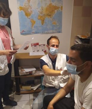 Début de la campagne de vaccination au centre d’accueil de jour de la Fondation de l’Armée du Salut, Paris.