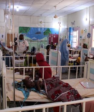 Le service d'hospitalisation pédiatrique, actuellement débordé, à l'hôpital général d'Anka au Nigeria, géré par MSF.