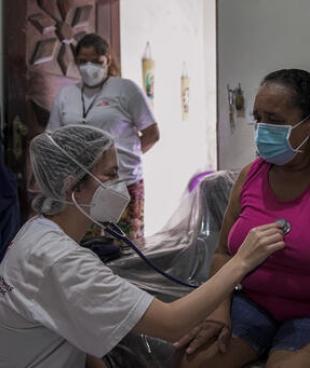 L'équipe médicale réalise des visites à domicile dans le territoire de Grande Bom Jardim, à Fortaleza, quelques jours après que ces patients ont été testés positifs à la COVID-19 dans l'une des cliniques mobiles.