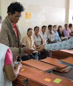 Des membres des équipes MSF accueillent les patients à l’hôpital Preah Kossamak de Phnom Penh. 2017.