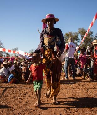 Enregistrement des enfants lors d'une clinique mobile organisée par MSF à Ambaninato.