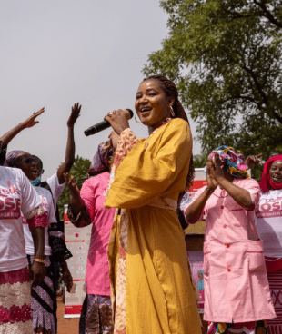 La chanteuse Bintou Soumbounou lors de la cérémonie de lancement de la campagne Octobre Rose