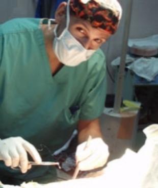 Tim chirurgien MSF à l'hôpital Ayurvedic de Pompaimadhu nord du Sri Lanka.