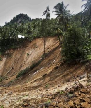 Un tremblement de terre de force 7 6 sur l'échelle de Richter a frappé mercredi 30 septembre la ville de Padang et les environs sur la côte ouest de l'île de Sumatra en Indonésie. Plus de 7OO personnes ont été tuées et des centaines d'autres sont 