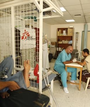 Une séance de physiothérapie au sein du nouvel hôpital de chirurgie reconstructive de MSF à Amman.