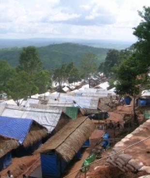 L'incendie volontaire du camp de réfugiés hmongs de Huai Nam Khao en Thaïlande a détruit 60 % des habitations et endommangé plusieurs canalisations d'eau et latrines.